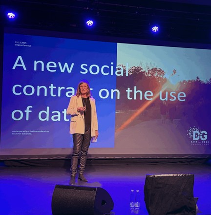 Annemette Broch presenting DfG's A new Social contract on the use of data to a conference